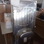 LOTE 271 - 01 PIA EM AÇO INOX CIMENTADA COM 01 CUBA MEDINDO 1,50M X 0,53CM. (NO ESTADO, LEILÃO NÃO TEM GARANTIA E NEM DEVOLUÇÃO, SUJEITO A POSSÍVEIS AVARIAS VISÍVEIS/OCULTAS E/OU AUSÊNCIA DE COMPONENTES).