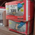 LOTE 320 - 02 CAIXAS DE ARGAMASSA POLIMÉRICA DRYKOTEC 7700 18KG. (NO ESTADO, LEILÃO NÃO TEM GARANTIA E NEM DEVOLUÇÃO, SUJEITO A POSSÍVEIS AVARIAS VISÍVEIS/OCULTAS E/OU AUSÊNCIA DE COMPONENTES).
