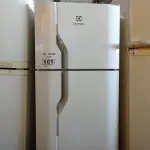 LOTE 161 - 01 GELADEIRA MARCA ELECTROLUX 220V. (NO ESTADO, LEILÃO NÃO TEM GARANTIA E NEM DEVOLUÇÃO, SUJEITO A POSSÍVEIS AVARIAS VISÍVEIS/OCULTAS E/OU AUSÊNCIA DE COMPONENTES).