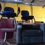 LOTE 092 - 01 POLTRONA E 03 CADEIRAS DE ESCRITÓRIO MODELOS DIVERSOS. (NO ESTADO, LEILÃO NÃO TEM GARANTIA E NEM DEVOLUÇÃO, SUJEITO A POSSÍVEIS AVARIAS VISÍVEIS/OCULTAS E/OU AUSÊNCIA DE COMPONENTES).