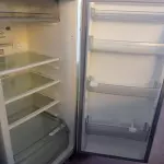 LOTE 159 - 01 GELADEIRA MARCA BRASTEMP 220V. (NO ESTADO, LEILÃO NÃO TEM GARANTIA E NEM DEVOLUÇÃO, SUJEITO A POSSÍVEIS AVARIAS VISÍVEIS/OCULTAS E/OU AUSÊNCIA DE COMPONENTES).