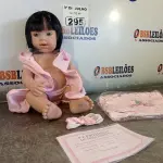LOTE 295 - 01 BONECA BEBE REBORN. (NO ESTADO, LEILÃO NÃO TEM GARANTIA E NEM DEVOLUÇÃO, SUJEITO A POSSÍVEIS AVARIAS VISÍVEIS/OCULTAS E/OU AUSÊNCIA DE COMPONENTES).