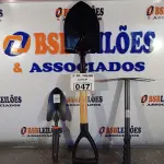LOTE 047 - 02 PÁS E 01 SACHO PARA JARDINAGEM. (NO ESTADO, LEILÃO NÃO TEM GARANTIA E NEM DEVOLUÇÃO, SUJEITO A POSSÍVEIS AVARIAS VISÍVEIS/OCULTAS E/OU AUSÊNCIA DE COMPONENTES).