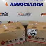 LOTE 325 - 02 CAIXAS COM BISNAGAS DE ÁLCOOL ETÍLICO HIDRATADO 70% COM 30 UNIDADES CADA. (NO ESTADO, LEILÃO NÃO TEM GARANTIA E NEM DEVOLUÇÃO, SUJEITO A POSSÍVEIS AVARIAS VISÍVEIS/OCULTAS E/OU AUSÊNCIA DE COMPONENTES).