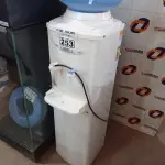 LOTE 253 - 01 BEBEDOURO PARA GARRAFÃO MARCA LIBELL 220V. (NO ESTADO, LEILÃO NÃO TEM GARANTIA E NEM DEVOLUÇÃO, SUJEITO A POSSÍVEIS AVARIAS VISÍVEIS/OCULTAS E/OU AUSÊNCIA DE COMPONENTES).