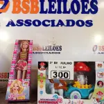 LOTE 300 - 01 BATE-VOLTA MUSICAL CARRUAGEM E 01 BONECA BELINDA. (NO ESTADO, LEILÃO NÃO TEM GARANTIA E NEM DEVOLUÇÃO, SUJEITO A POSSÍVEIS AVARIAS VISÍVEIS/OCULTAS E/OU AUSÊNCIA DE COMPONENTES).
