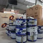 LOTE 336 - 01 LOTE COM VÁRIAS LATAS DE ADESIVO PLÁSTICO. (NO ESTADO, LEILÃO NÃO TEM GARANTIA E NEM DEVOLUÇÃO, SUJEITO A POSSÍVEIS AVARIAS VISÍVEIS/OCULTAS E/OU AUSÊNCIA DE COMPONENTES).