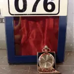 LOTE 076 - 01 RELÓGIO DE BOLSO. (NO ESTADO, LEILÃO NÃO TEM GARANTIA E NEM DEVOLUÇÃO, SUJEITO A POSSÍVEIS AVARIAS VISÍVEIS/OCULTAS E/OU AUSÊNCIA DE COMPONENTES).