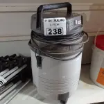 LOTE 238 - 01 ASPIRADOR DE PÓ 220V INCOMPLETO. (NO ESTADO, LEILÃO NÃO TEM GARANTIA E NEM DEVOLUÇÃO, SUJEITO A POSSÍVEIS AVARIAS VISÍVEIS/OCULTAS E/OU AUSÊNCIA DE COMPONENTES).