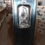 LOTE 335 - 01 PIA EM AÇO INOX CIMENTADA COM 01 CUBA MEDINDO 2,00M X 0,53CM. (NO ESTADO, LEILÃO NÃO TEM GARANTIA E NEM DEVOLUÇÃO, SUJEITO A POSSÍVEIS AVARIAS VISÍVEIS/OCULTAS E/OU AUSÊNCIA DE COMPONENTES).