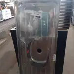 LOTE 220 - 01 PIA EM AÇO INOX CIMENTADA COM 01 CUBA MEDINDO 1,40M X 0,53CM. (NO ESTADO, LEILÃO NÃO TEM GARANTIA E NEM DEVOLUÇÃO, SUJEITO A POSSÍVEIS AVARIAS VISÍVEIS/OCULTAS E/OU AUSÊNCIA DE COMPONENTES).