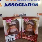 LOTE 187 - 02 BONECAS DOCE ENCANTO. (NO ESTADO, LEILÃO NÃO TEM GARANTIA E NEM DEVOLUÇÃO, SUJEITO A POSSÍVEIS AVARIAS VISÍVEIS/OCULTAS E/OU AUSÊNCIA DE COMPONENTES).