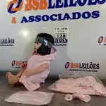 LOTE 128 - 01 BONECA BEBE REBORN. (NO ESTADO, LEILÃO NÃO TEM GARANTIA E NEM DEVOLUÇÃO, SUJEITO A POSSÍVEIS AVARIAS VISÍVEIS/OCULTAS E/OU AUSÊNCIA DE COMPONENTES).