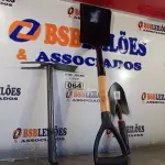 LOTE 064 - 02 PÁS E 01 SACHO PARA JARDINAGEM. (NO ESTADO, LEILÃO NÃO TEM GARANTIA E NEM DEVOLUÇÃO, SUJEITO A POSSÍVEIS AVARIAS VISÍVEIS/OCULTAS E/OU AUSÊNCIA DE COMPONENTES).