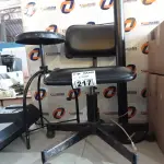 LOTE 217 - 01 CADEIRA DE ESCRITÓRIO, 01 LUMINÁRIA E 01 BANQUETA. (NO ESTADO, LEILÃO NÃO TEM GARANTIA E NEM DEVOLUÇÃO, SUJEITO A POSSÍVEIS AVARIAS VISÍVEIS/OCULTAS E/OU AUSÊNCIA DE COMPONENTES).