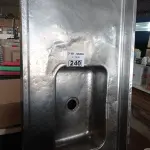 LOTE 240 - 01 PIA EM INOX CUBA DUPLA MEDINDO: 1,80M X 0,56CM. (NO ESTADO, LEILÃO NÃO TEM GARANTIA E NEM DEVOLUÇÃO, SUJEITO A POSSÍVEIS AVARIAS VISÍVEIS/OCULTAS E/OU AUSÊNCIA DE COMPONENTES).
