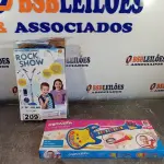 LOTE 209 - 01 MICROFONE DUPLO PEDESTAL E GUITARRA COM MICROFONE. (NO ESTADO, LEILÃO NÃO TEM GARANTIA E NEM DEVOLUÇÃO, SUJEITO A POSSÍVEIS AVARIAS VISÍVEIS/OCULTAS E/OU AUSÊNCIA DE COMPONENTES).