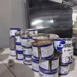 LOTE 351 - 01 LOTE COM VÁRIAS LATAS DE ADESIVO PLÁSTICO. (NO ESTADO, LEILÃO NÃO TEM GARANTIA E NEM DEVOLUÇÃO, SUJEITO A POSSÍVEIS AVARIAS VISÍVEIS/OCULTAS E/OU AUSÊNCIA DE COMPONENTES).