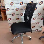 LOTE 467 - 01 CADEIRA DE ESCRITÓRIO COM BASE GIRATÓRIA CROMADA. (NO ESTADO, LEILÃO NÃO TEM GARANTIA E NEM DEVOLUÇÃO, SUJEITO A POSSÍVEIS AVARIAS VISÍVEIS/OCULTAS E/OU AUSÊNCIA DE COMPONENTES).