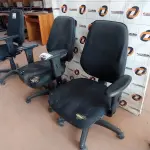 LOTE 465 - 02 CADEIRAS DE ESCRITÓRIO COM BASE GIRATÓRIA. (NO ESTADO, LEILÃO NÃO TEM GARANTIA E NEM DEVOLUÇÃO, SUJEITO A POSSÍVEIS AVARIAS VISÍVEIS/OCULTAS E/OU AUSÊNCIA DE COMPONENTES).