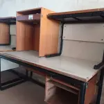 LOTE 442 - 02 MESAS COM ESTRUTURA EM FERRO FUNDIDO TAMPO EM MADEIRA E 01 MESA PARA COMPUTADOR EM MADEIRA. (NO ESTADO, LEILÃO NÃO TEM GARANTIA E NEM DEVOLUÇÃO, SUJEITO A POSSÍVEIS AVARIAS VISÍVEIS/OCULTAS E/OU AUSÊNCIA DE COMPONENTES).