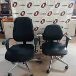 LOTE 477 - 02 CADEIRAS DE ESCRITÓRIO COM BASES GIRATÓRIAS CROMADAS (NO ESTADO, LEILÃO NÃO TEM GARANTIA E NEM DEVOLUÇÃO, SUJEITO A POSSÍVEIS AVARIAS VISÍVEIS/OCULTAS E/OU AUSÊNCIA DE COMPONENTES).