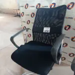 LOTE 478 - 01 CADEIRA DE ESCRITÓRIO COM BASE GIRATÓRIA CROMADA. (NO ESTADO, LEILÃO NÃO TEM GARANTIA E NEM DEVOLUÇÃO, SUJEITO A POSSÍVEIS AVARIAS VISÍVEIS/OCULTAS E/OU AUSÊNCIA DE COMPONENTES).