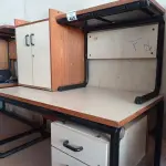 LOTE 440 - 02 MESAS COM ESTRUTURA EM FERRO FUNDIDO TAMPO EM MADEIRA E 01 ARMÁRIO EM MADEIRA COM 02 PORTAS. (NO ESTADO, LEILÃO NÃO TEM GARANTIA E NEM DEVOLUÇÃO, SUJEITO A POSSÍVEIS AVARIAS VISÍVEIS/OCULTAS E/OU AUSÊNCIA DE COMPONENTES).