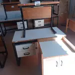 LOTE 460 - 02 MESAS COM ESTRUTURA EM FERRO FUNDIDO TAMPO EM MADEIRA SENDO 01 SEM GAVETAS E 01 ARMÁRIO EM MADEIRA COM 02 PORTAS. (NO ESTADO, LEILÃO NÃO TEM GARANTIA E NEM DEVOLUÇÃO, SUJEITO A POSSÍVEIS AVARIAS VISÍVEIS/OCULTAS E/OU AUSÊNCIA DE COMPONENTES).