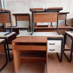 LOTE 456 - 02 MESAS COM ESTRUTURA EM FERRO FUNDIDO SENDO 01 SEM GAVETAS E 01 MESA PARA COMPUTADOR EM MADEIRA. (NO ESTADO, LEILÃO NÃO TEM GARANTIA E NEM DEVOLUÇÃO, SUJEITO A POSSÍVEIS AVARIAS VISÍVEIS/OCULTAS E/OU AUSÊNCIA DE COMPONENTES).