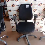LOTE 462 - 01 CADEIRA DE ESCRITÓRIO COM BASE GIRATÓRIA. (NO ESTADO, LEILÃO NÃO TEM GARANTIA E NEM DEVOLUÇÃO, SUJEITO A POSSÍVEIS AVARIAS VISÍVEIS/OCULTAS E/OU AUSÊNCIA DE COMPONENTES).