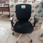 LOTE 479 - 01 CADEIRA DE ESCRITÓRIO COM BASE GIRATÓRIA CROMADA. (NO ESTADO, LEILÃO NÃO TEM GARANTIA E NEM DEVOLUÇÃO, SUJEITO A POSSÍVEIS AVARIAS VISÍVEIS/OCULTAS E/OU AUSÊNCIA DE COMPONENTES).