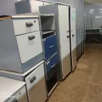 LOTE 103 - 02 ARMÁRIOS ALTO C/ PRATELEIRAS + 03 BALCÕES EM FÓRMICA SIMPLES PEQUENO + ARQUIVO P/ PASTAS SUSPENSAS 4 GAVETAS + 03 MESAS REDONDA (SUCATA)+ ARMÁRIO DE AÇO, VITRINE, 01 PORTA + ARMÁRIO DE AÇO GRANDE + MESA DE 02 NICHOS COM 3 GAVETAS CADA + 02 CASULO PARA MICROCOMPUTADOR (SUCATA)  (UNIDADE: B-033 - MONTES CLAROS/MG - LOCAL DE RETIRADA: AVENIDA LAGO DO TUCURUÍ S/N, BAIRRO ACÁCIAS - MONTES CLAROS/MG - CEP-39.404-264)
