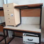 LOTE 438 - 02 MESAS COM ESTRUTURA EM FERRO FUNDIDO TAMPO EM MADEIRA SENDO 01 SEM GAVETAS E 01 GAVETEIRO COM 04 GAVETAS. (NO ESTADO, LEILÃO NÃO TEM GARANTIA E NEM DEVOLUÇÃO, SUJEITO A POSSÍVEIS AVARIAS VISÍVEIS/OCULTAS E/OU AUSÊNCIA DE COMPONENTES).