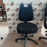 LOTE 473 - 01 CADEIRA DE ESCRITÓRIO COM BASE GIRATÓRIA. (NO ESTADO, LEILÃO NÃO TEM GARANTIA E NEM DEVOLUÇÃO, SUJEITO A POSSÍVEIS AVARIAS VISÍVEIS/OCULTAS E/OU AUSÊNCIA DE COMPONENTES).