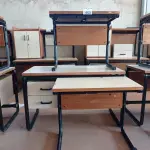LOTE 453 - 03 MESAS COM ESTRUTURA EM FERRO FUNDIDO TAMPO EM MADEIRA SENDO 02 SEM GAVETAS. (NO ESTADO, LEILÃO NÃO TEM GARANTIA E NEM DEVOLUÇÃO, SUJEITO A POSSÍVEIS AVARIAS VISÍVEIS/OCULTAS E/OU AUSÊNCIA DE COMPONENTES).