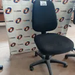 LOTE 473 - 01 CADEIRA DE ESCRITÓRIO COM BASE GIRATÓRIA. (NO ESTADO, LEILÃO NÃO TEM GARANTIA E NEM DEVOLUÇÃO, SUJEITO A POSSÍVEIS AVARIAS VISÍVEIS/OCULTAS E/OU AUSÊNCIA DE COMPONENTES).