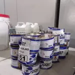 LOTE 351 - 01 LOTE COM VÁRIAS LATAS DE ADESIVO PLÁSTICO. (NO ESTADO, LEILÃO NÃO TEM GARANTIA E NEM DEVOLUÇÃO, SUJEITO A POSSÍVEIS AVARIAS VISÍVEIS/OCULTAS E/OU AUSÊNCIA DE COMPONENTES).