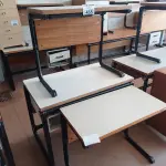 LOTE 456 - 02 MESAS COM ESTRUTURA EM FERRO FUNDIDO SENDO 01 SEM GAVETAS E 01 MESA PARA COMPUTADOR EM MADEIRA. (NO ESTADO, LEILÃO NÃO TEM GARANTIA E NEM DEVOLUÇÃO, SUJEITO A POSSÍVEIS AVARIAS VISÍVEIS/OCULTAS E/OU AUSÊNCIA DE COMPONENTES).