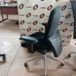LOTE 479 - 01 CADEIRA DE ESCRITÓRIO COM BASE GIRATÓRIA CROMADA. (NO ESTADO, LEILÃO NÃO TEM GARANTIA E NEM DEVOLUÇÃO, SUJEITO A POSSÍVEIS AVARIAS VISÍVEIS/OCULTAS E/OU AUSÊNCIA DE COMPONENTES).