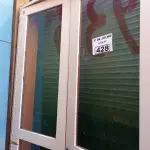 LOTE 428 - 01 ARMÁRIO CHAVEIRO EM MADEIRA C/ PORTAS DE VIDROS. (NO ESTADO, LEILÃO NÃO TEM GARANTIA E NEM DEVOLUÇÃO, SUJEITO A POSSÍVEIS AVARIAS VISÍVEIS/OCULTAS E/OU AUSÊNCIA DE COMPONENTES).