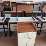 LOTE 448 - 02 MESAS COM ESTRUTURA EM FERRO FUNDIDO TAMPO EM MADEIRA E 01 ARMÁRIO EM MADEIRA COM 02 PORTAS. (NO ESTADO, LEILÃO NÃO TEM GARANTIA E NEM DEVOLUÇÃO, SUJEITO A POSSÍVEIS AVARIAS VISÍVEIS/OCULTAS E/OU AUSÊNCIA DE COMPONENTES).