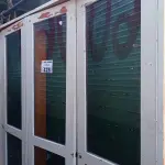 LOTE 428 - 01 ARMÁRIO CHAVEIRO EM MADEIRA C/ PORTAS DE VIDROS. (NO ESTADO, LEILÃO NÃO TEM GARANTIA E NEM DEVOLUÇÃO, SUJEITO A POSSÍVEIS AVARIAS VISÍVEIS/OCULTAS E/OU AUSÊNCIA DE COMPONENTES).