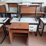 LOTE 456 - 02 MESAS COM ESTRUTURA EM FERRO FUNDIDO SENDO 01 SEM GAVETAS E 01 MESA PARA COMPUTADOR EM MADEIRA. (NO ESTADO, LEILÃO NÃO TEM GARANTIA E NEM DEVOLUÇÃO, SUJEITO A POSSÍVEIS AVARIAS VISÍVEIS/OCULTAS E/OU AUSÊNCIA DE COMPONENTES).