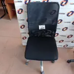 LOTE 467 - 01 CADEIRA DE ESCRITÓRIO COM BASE GIRATÓRIA CROMADA. (NO ESTADO, LEILÃO NÃO TEM GARANTIA E NEM DEVOLUÇÃO, SUJEITO A POSSÍVEIS AVARIAS VISÍVEIS/OCULTAS E/OU AUSÊNCIA DE COMPONENTES).