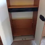 LOTE 407 - 01 ARMÁRIO EM MADEIRA 02 PORTAS. (NO ESTADO, LEILÃO NÃO TEM GARANTIA E NEM DEVOLUÇÃO, SUJEITO A POSSÍVEIS AVARIAS VISÍVEIS/OCULTAS E/OU AUSÊNCIA DE COMPONENTES).