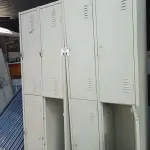 LOTE 431 - 02 ARMÁRIOS ROUPEIRO EM AÇO 04 PORTAS SENDO 01 INCOMPLETO. (NO ESTADO, LEILÃO NÃO TEM GARANTIA E NEM DEVOLUÇÃO, SUJEITO A POSSÍVEIS AVARIAS VISÍVEIS/OCULTAS E/OU AUSÊNCIA DE COMPONENTES).