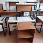 LOTE 457 - 02 MESAS COM ESTRUTURA EM FERRO FUNDIDO SENDO 01 SEM GAVETAS E 01 MESA EM MADEIRA. (NO ESTADO, LEILÃO NÃO TEM GARANTIA E NEM DEVOLUÇÃO, SUJEITO A POSSÍVEIS AVARIAS VISÍVEIS/OCULTAS E/OU AUSÊNCIA DE COMPONENTES).