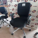 LOTE 476 - 01 CADEIRA DE ESCRITÓRIO COM BASE GIRATÓRIA CROMADA. (NO ESTADO, LEILÃO NÃO TEM GARANTIA E NEM DEVOLUÇÃO, SUJEITO A POSSÍVEIS AVARIAS VISÍVEIS/OCULTAS E/OU AUSÊNCIA DE COMPONENTES).