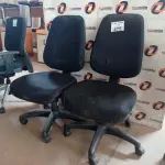 LOTE 475 - 02 CADEIRAS DE ESCRITÓRIO COM BASE GIRATÓRIA. (NO ESTADO, LEILÃO NÃO TEM GARANTIA E NEM DEVOLUÇÃO, SUJEITO A POSSÍVEIS AVARIAS VISÍVEIS/OCULTAS E/OU AUSÊNCIA DE COMPONENTES).
